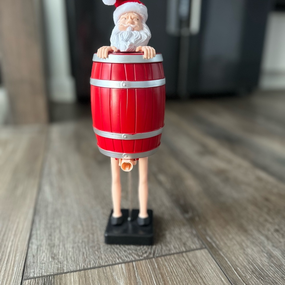 Santa Claus in Wooden Barrel Cigarette Dispenser 🎅 - Picture 3 of 15